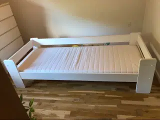 Børne/junior seng m/ IKEA madras