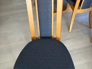 Spisebord med 2udtræksplader og 6 stole
