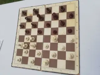 stort gammelt skakspil /brætspil med brikker til 