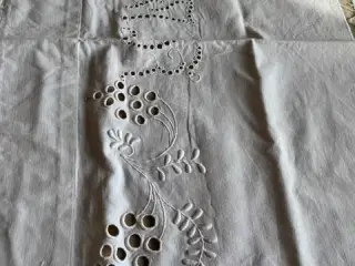 Gammelt hvidt broderi