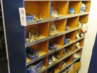 Reol med indhold af diverse beslag, fittings mv.