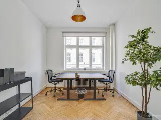 KONTORPLADS MED VANDUDSIGT I CENTRUM AF KØBENHAVN