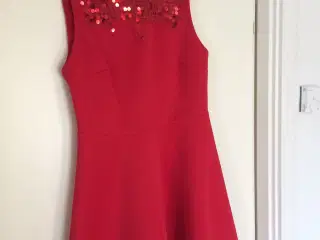 Sød og rød kjole
