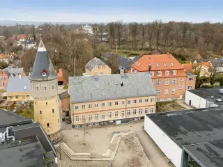 Erhvervsejendom (IKKE kontor) med mange anvendelsesmuligheder