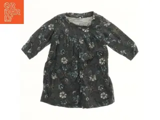 Børnekjole med blomstermønster fra Name It (str. 56)