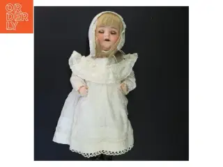 Porcelænsdukke med hvid kjole og hætte (str. 38x16 cm)