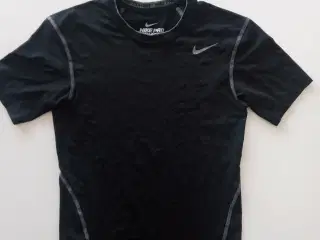 T-shirt, Nike Pro Combat, str. 38.