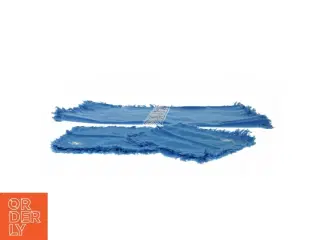 Broderet lyseblå dug med matchende servietter (str. Dug 126 x 66 cm serviet 22 x 22 cm)