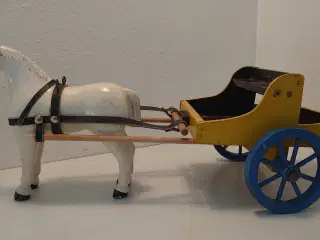 Fængselslegetøj? Hvid hest med vogn. 1940´erne.