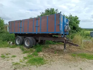 - - - Lastbil tipvogn ca.12 tons, med blæser og med bremser