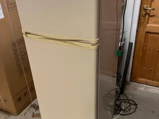 Køleskab med fryser