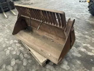 - - - 4 i 1 skovl