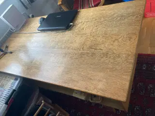 Skrivebord i egetræ 
