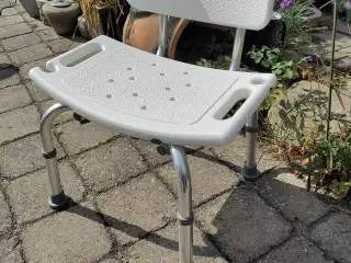 Badestol med ryglæn og bredt sæde.