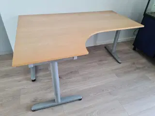 Hjørneskrivebord fra IKEA