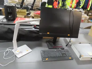 Computerskærm, tastatur samt skrivebordslampe