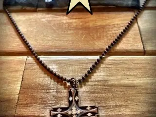 * Smuk halskæde med kors - fra Nørgaard Thomsen