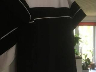 bluse og nederdel