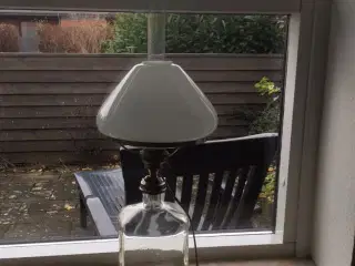 Antik bordlampe af glasflaske