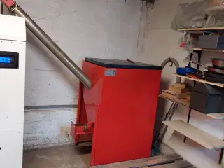 Silo for træpiller med snegl