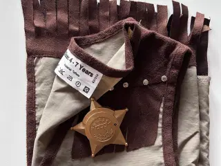 Cowboyvest med frynser og sheriffstjerne