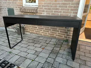 IKEA skrivebord sort. Står som nyt.