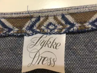 Blåmønstret cardigan fra Lykke Dress