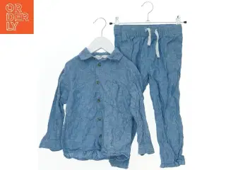 Blåt sæt med skjorte og bukser fra H&M (str. 104)