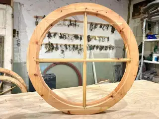 Nylavet, rundt vindue m. smalle sprosser