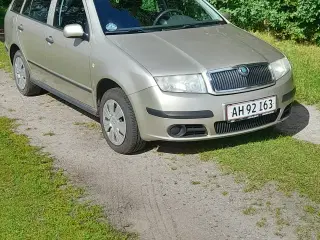 Skoda Fabia fra 2006 inkl. vinterdæk. Kører godt.