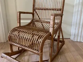 Smuk retro børne gyngestol i rå rattan 