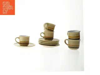 Kaffesæt med kopper og undertallerkener (str. 5 kopper. ø. 8 cm. længde. 7 cm. 5 undertallerkener. ø. 15 cm)