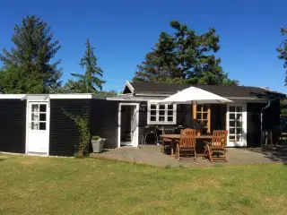 Sk�nt attraktivt tr�sommerhus ved Ordrup N�s , F�revejle 50 m til strand