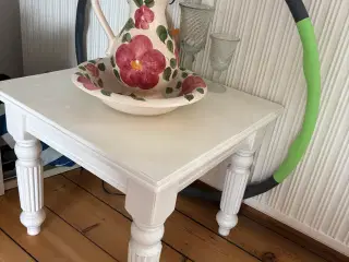 Hvidt hjørne/sofa bord   