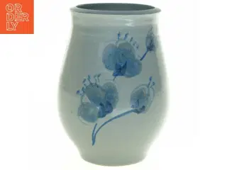 Allinge pottemageri Bornholm hånddrejet keramik vase med hvid glasur med håndmalet blå blomsterdekoration. Flot stand. (str. 15,5 x 11
