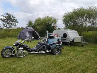 Boom triker med campingvogn 