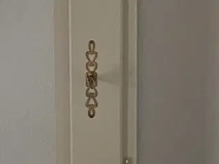 Gulv ur med gulddekorationer