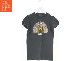 Børne t-shirt str. 134 med regnbue paliet broderi fra VRS