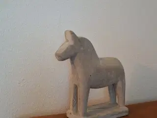 Dalahest I beton 