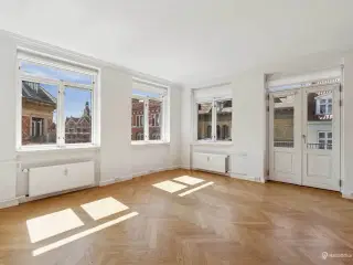 186 m² momsfrit kontorlejemål lige ved Nørreport Station - med adgang til fælles kantine.