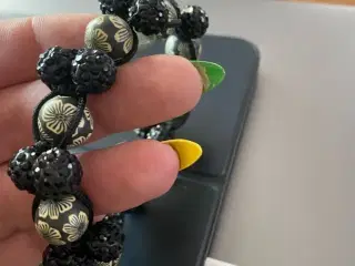Nye knyttede armbånd