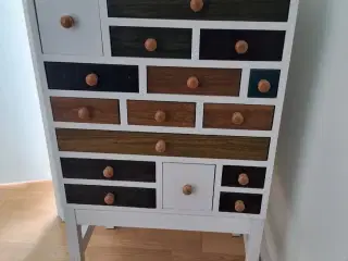 Kommode med mange små skuffer,dekorativ & praktisk