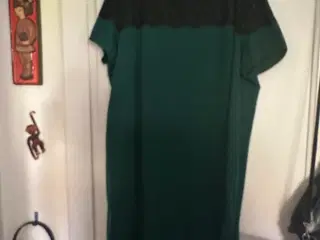 Mørkegrøn kjole med blonde udskæring