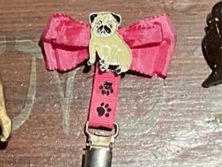Pink Mops nummerholder til udstilling