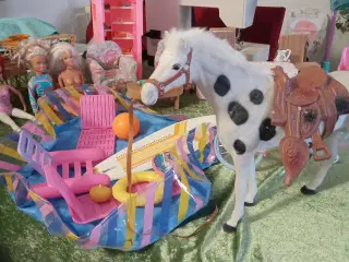 Barbie dukker, møbler, hest