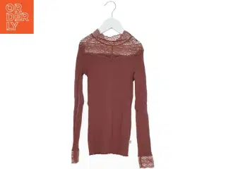 Langærmet bluse med blonde fra Pomp de Lux (str. 152)