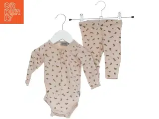 Lyserødt sæt med bodystocking og bukser fra Wheat (str. 62)