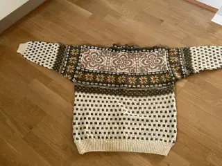 Ny hjemmestrikket uld sweater