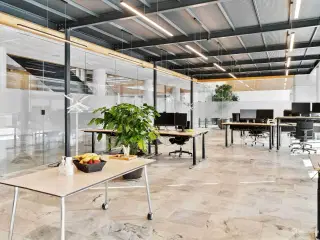 The Cube – markant og eksponeret kontorhus i Tuborg Nord. Stuelejemål med stor glasfacade.