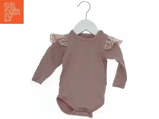 Langærmet rosa body med flæser fra Little Wonders (str. 68)